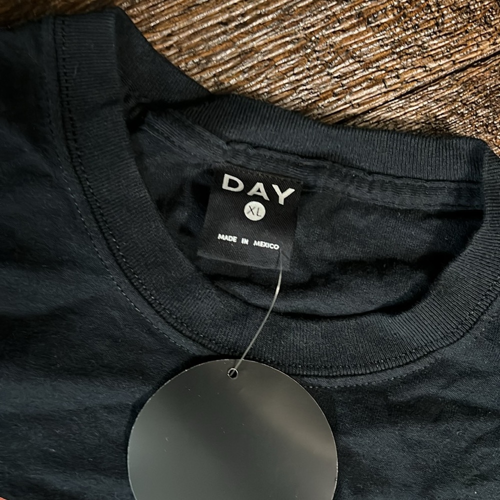 Day by Daydreamer Brittany Abstract Face Tee - Picture 8 of 13